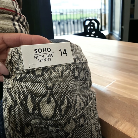 NICOLE MILLER: Soho High-Rise Skinny Jeans in Snake Print 🐍 - Picture 3 of 9
